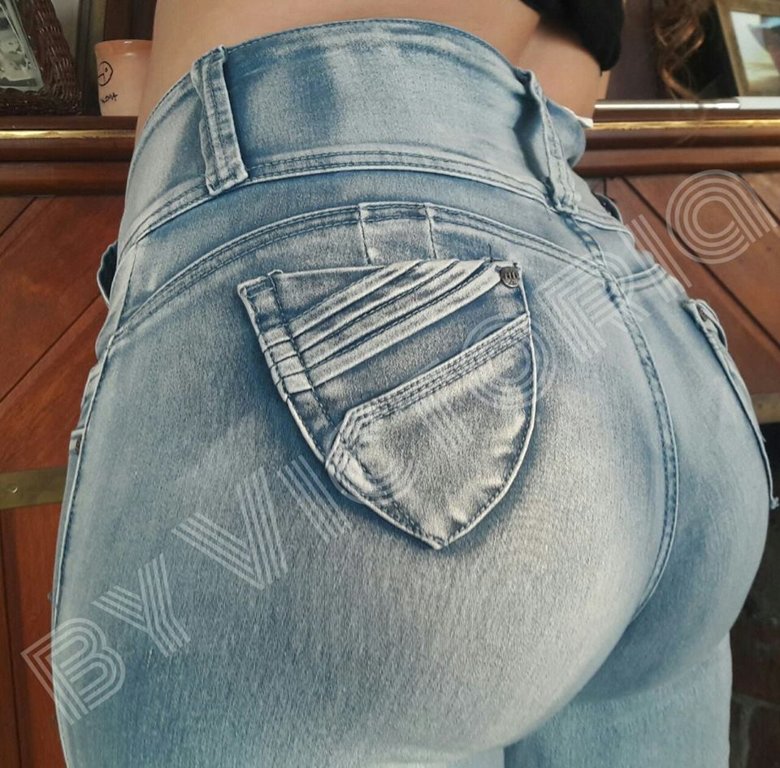 JEANS REDUCTORES LEVANTA COLA